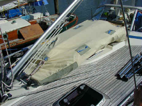 Overview of how the dinghy is stored on deck