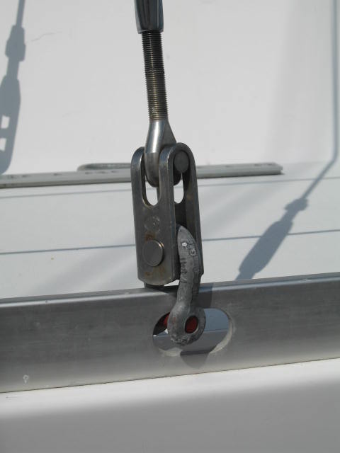 Shackling the cap shroud to the toerail